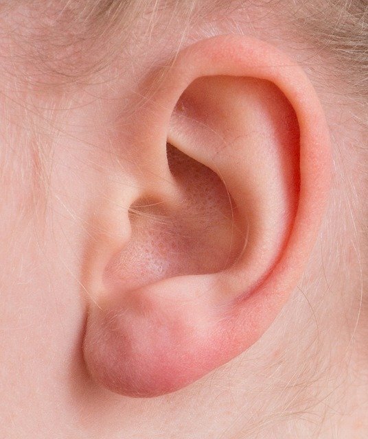 Co dělat, když dítě bolí v uchu?